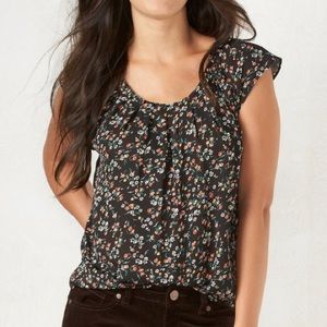 LC pleat neck top with toe neck